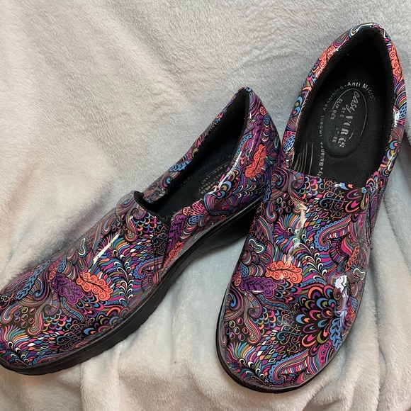 Rubber shoes with slip resistant soles. Size 10. Comfy. - Picture 2 of 3